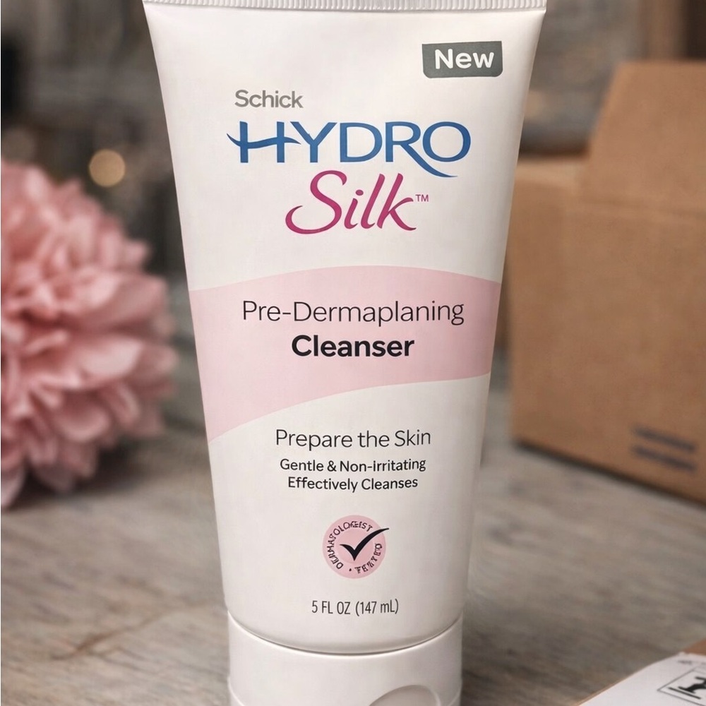 chic Hydro Silk Pre-Dermaplaning Cleanser - White and Pink
